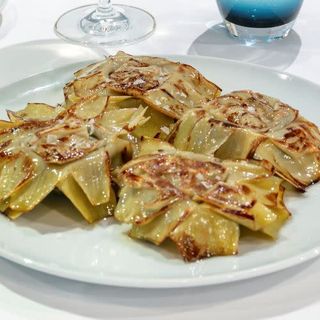 Alcachofas frescas a la parrilla con cristal de sal. En temporada.