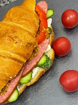 Круасан з салямі