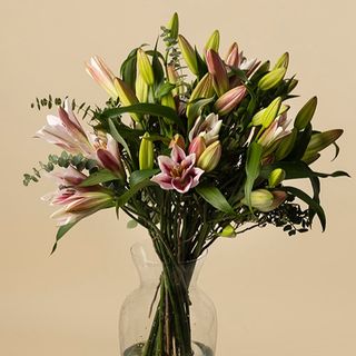 Ramo de liliums en tonalidades primaverales