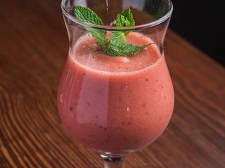 Смузі яблуко банан полуниця