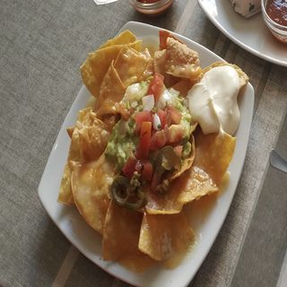 Nachos con queso y guacamole