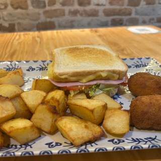 Menú Sándwich Vegetal + patatas + croquetas + bebida 
