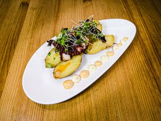 PULPO A LA BRASA CON PAPAS A LO POBRE