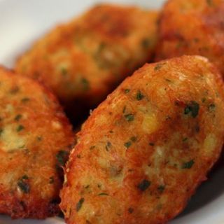 1 cx com 6 Pasteis de bacalhau