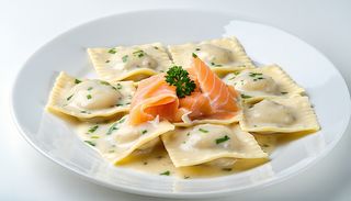 Ravioli di pesce con crema di salmone