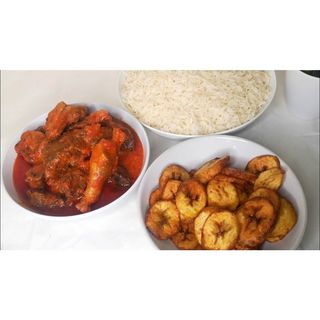 Rice and stew with chicken and plantain
