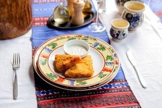 Rulada din ciolan cu cartofi copti si sos de hrean  450g