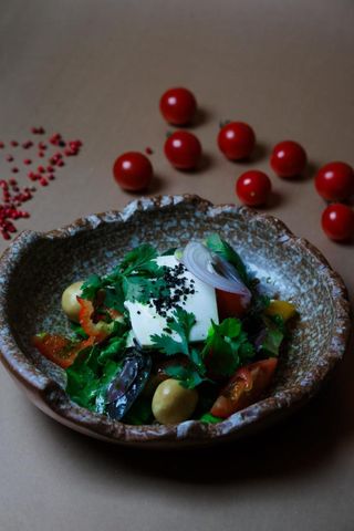 Салат из свежих овощей с козьим сыром