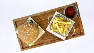 Бургер из телятины с картофелем фри и кетчупом