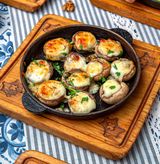 Ciuperci la cuptor cu brânză suluguni