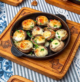 Ciuperci la cuptor cu brânză suluguni