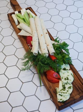 Свежие овощи с брынзой(520гр)