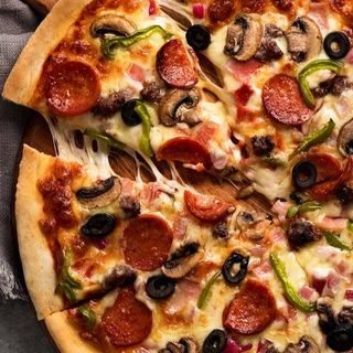 3 парчета пица по избор+ кенче от продуктите на Кока Кола или айрян