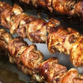 MEDIO pollo asado y patatas fritas