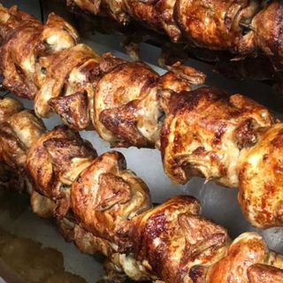 MEDIO pollo asado y patatas fritas