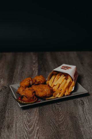 Ljuta krilca i krumpirići 10 komada