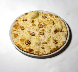 Focaccia con scaglie di parmigiano, noci e miele