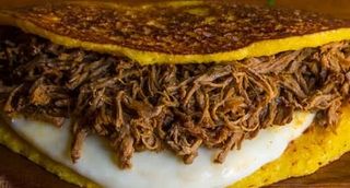 Cachapa Mixta De Carne Mechada Y Pollo Mechado