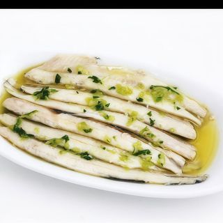 Anchoas y boquerones con laminas de pan crujientes