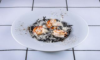 შავი პასტა კრევეტებით შამპანიურ სოუსში