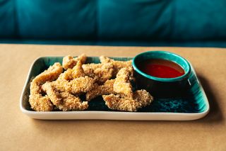 Курячі нагетси з соусом світ-чилі (150/30г)