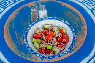 Salată de roșii cu castraveți