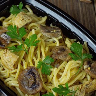 Спагетті з грибним соусом та курятиною, ТМ Вепр (390г) 