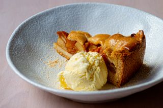 Tarta Manzana Con Helado De Vainilla Y Nata (1 Ud.)