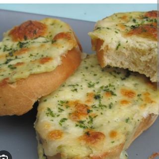Pan De Ajo Con Queso Y Orégano