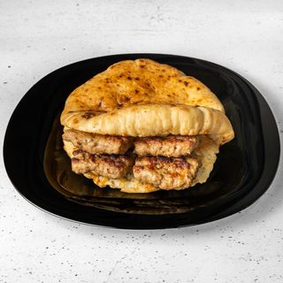 Ćevapi - velika porcija s lepinjom i lukom