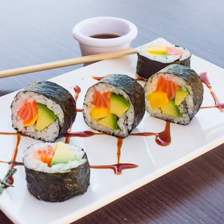 Maki de salmón y aguacate
