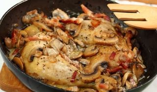 39. Хрупкаво ароматно пилешко къкрещо върху метална плоча (600г)