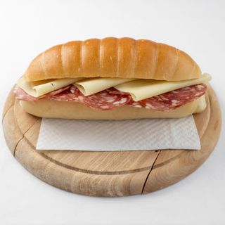 Panino con salame e fontina