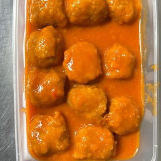 Albóndigas con salsa de tomate casera.