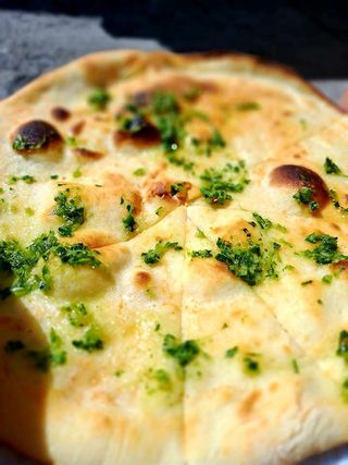 Naan cu usturoi si verdeata 160g