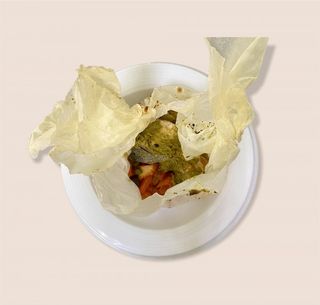 Лосось запечений з овочами та соусем Песто у пергаменті (360г)