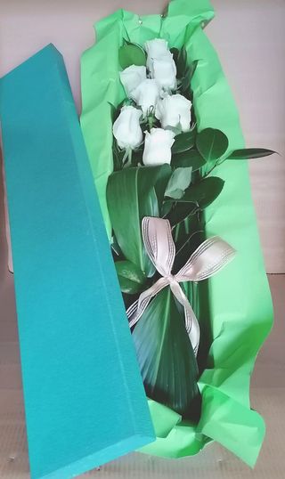 Caja Con 7 Rosas Blancas.