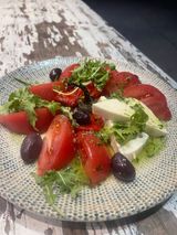 Салата с розов домат със сирене (400г)