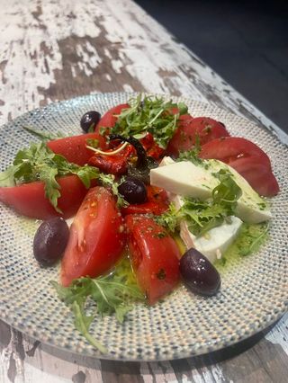 Салата с розов домат със сирене (400г)