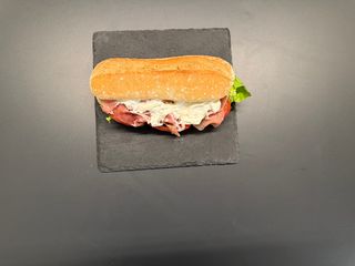 Prosciutto crudo, stracciatella, pomodoro e insalata