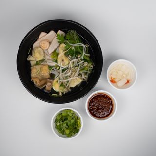 Zupa Pho z pierożkami won-ton