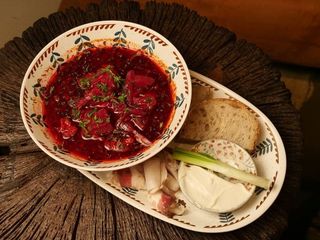 Борщ червоний з салом