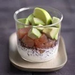 Salmone, avocado, tzatziki e riso rosso