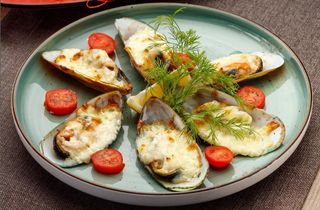 Мидии под сырным соусом