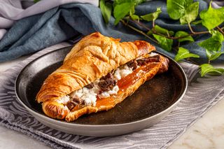 Croissant com requeijão, abóbora e nozes