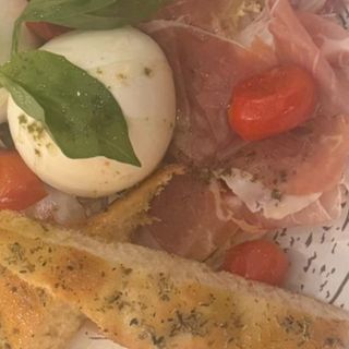 BURRATA ( mozzarella cremosa) CON JAMÓN DE PARMA Y FOCACCIA