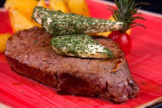 Biftek sa šampinjon sosom, quattro formaggi sosom i chilli sosom