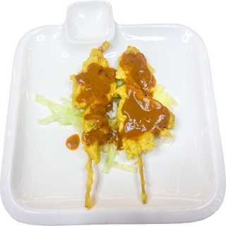 22 Brochetas de pollo satay (4 pzs.)