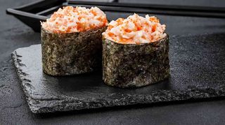Суші гункан з креветкою