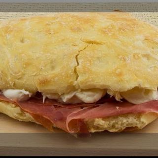 Panino crudo e mozzarella